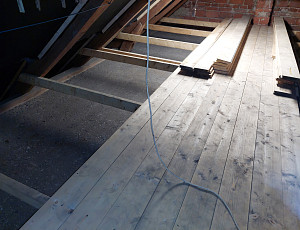 Zateplení stropu rodinného domu pomocí foukané izolace